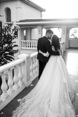 Güzel gelin ve damat hoşlanıyoruz. onların evlilik kutlama mutlu romantik genç bir çift. Aşıkların seksi öpüşme şık çift portre kadar kapatın. Düğün kavramı. günbatımı ışığı