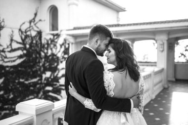 Güzel gelin ve damat hoşlanıyoruz. onların evlilik kutlama mutlu romantik genç bir çift. Aşıkların seksi öpüşme şık çift portre kadar kapatın. Düğün kavramı. günbatımı ışığı