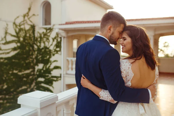 Schöne Braut Und Bräutigam Genießen Einander Glückliches Romantisches Junges Paar — Stockfoto