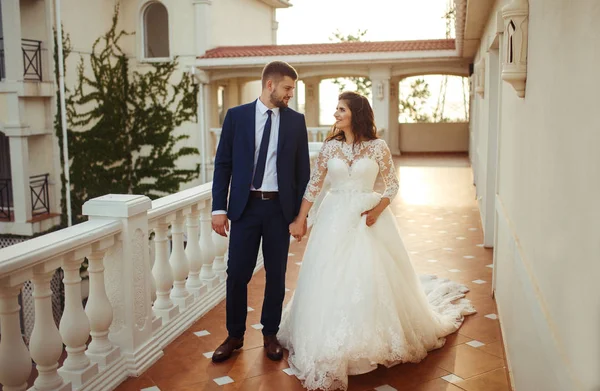 Bela Noiva Noivo Divirtam Feliz Casal Jovem Romântico Comemorando Seu — Fotografia de Stock