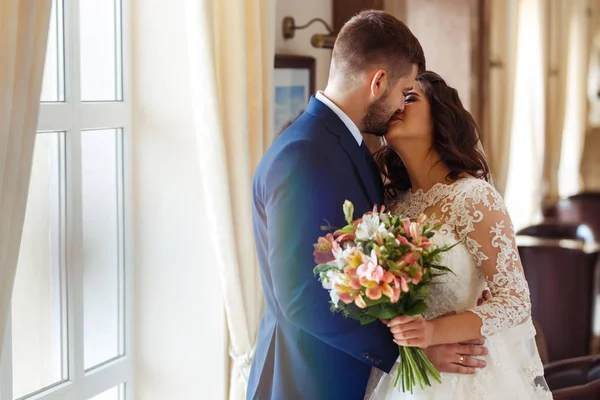 Bela Noiva Noivo Divirtam Agradável Salão Hotel Feliz Casal Jovem — Fotografia de Stock