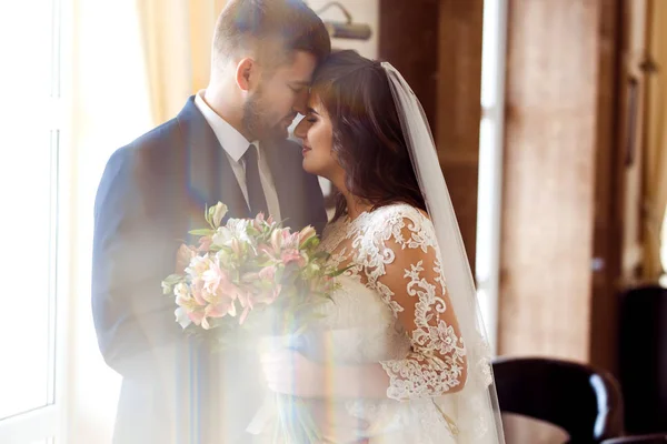 Güzel Gelin Damat Otel Güzel Salonunda Hoşlanıyoruz Onların Evlilik Kutlama — Stok fotoğraf