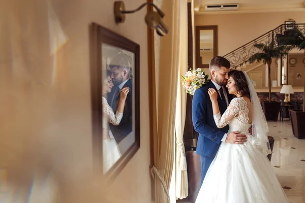 美丽的新娘和新郎在酒店的漂亮大厅里互相享受 幸福浪漫的年轻夫妇庆祝他们的婚姻 性感接吻时尚情侣特写肖像 — 图库照片