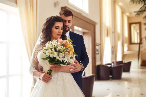 Gyönyörű Menyasszony Vőlegény Élvez Minden Más Szép Hall Hotel Boldog — Stock Fotó