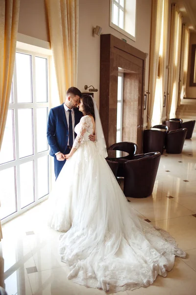 Bella Sposa Sposo Divertono Nella Bella Sala Dell Hotel Felice — Foto Stock