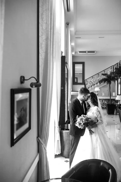 美丽的新娘和新郎在酒店的漂亮大厅里互相享受 幸福浪漫的年轻夫妇庆祝他们的婚姻 性感接吻时尚情侣特写肖像 — 图库照片