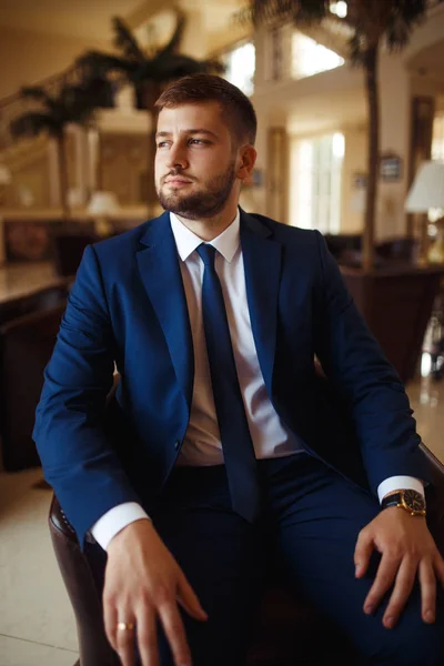 Novio Esmoquin Boda Sonriendo Esperando Novia Pasillo Del Hotel Novio —  Fotos de Stock