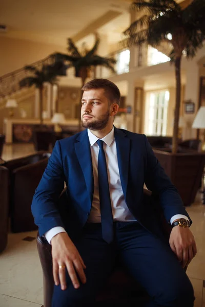 Novio Esmoquin Boda Sonriendo Esperando Novia Pasillo Del Hotel Novio — Foto de Stock