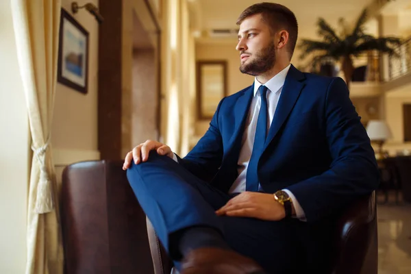 Novio Esmoquin Boda Sonriendo Esperando Novia Pasillo Del Hotel Novio — Foto de Stock