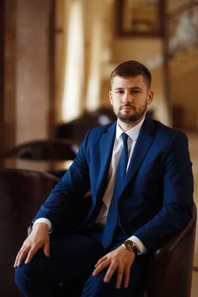 Novio Esmoquin Boda Sonriendo Esperando Novia Pasillo Del Hotel Novio — Foto de Stock