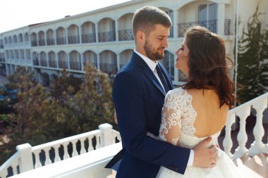 Güzel gelin ve damat okyanus arka plan üzerinde hoşlanıyoruz. onların evlilik kutlama mutlu romantik genç bir çift. Aşıkların seksi şık çift portre kadar kapatın. Düğün kavramı.