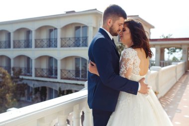 Güzel gelin ve damat okyanus arka plan üzerinde hoşlanıyoruz. onların evlilik kutlama mutlu romantik genç bir çift. Aşıkların seksi şık çift portre kadar kapatın. Düğün kavramı.