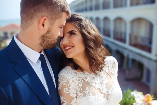 Bella Sposa Sposo Godere Altro Sullo Sfondo Dell Oceano Felice — Foto Stock