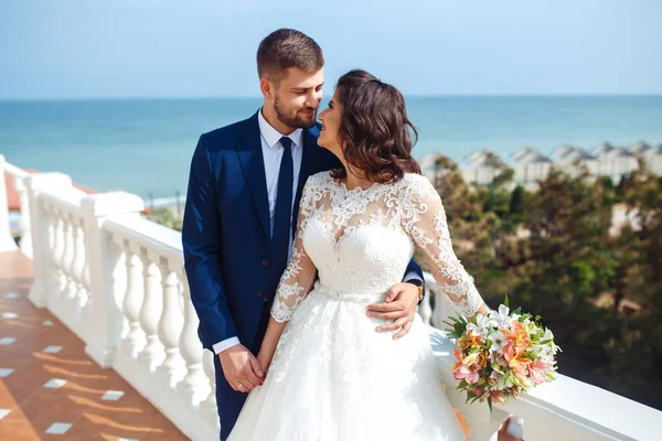 Noiva Bonita Noivo Divirta Fundo Oceano Feliz Casal Jovem Romântico — Fotografia de Stock