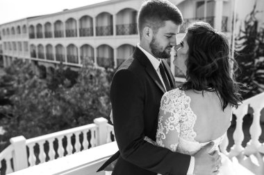Güzel gelin ve damat okyanus arka plan üzerinde hoşlanıyoruz. onların evlilik kutlama mutlu romantik genç bir çift. Aşıkların seksi şık çift portre kadar kapatın. Düğün kavramı.
