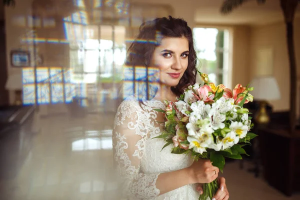 Eine Wunderschöne Braut Einem Weißen Brautkleid Genießt Den Moment Vor — Stockfoto