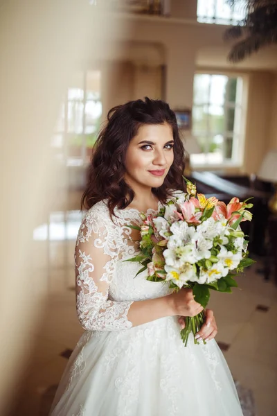 Eine Wunderschöne Braut Einem Weißen Brautkleid Genießt Den Moment Vor — Stockfoto