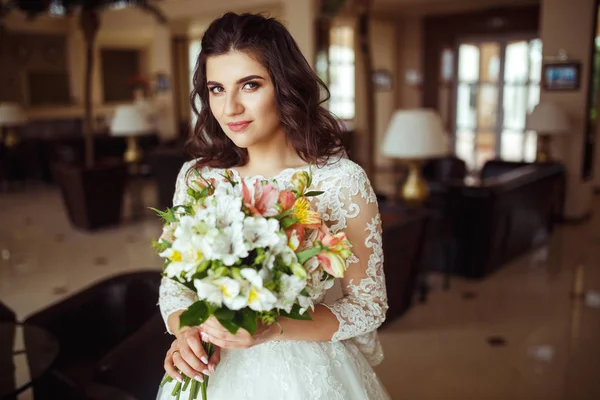 Una Bella Sposa Abito Sposa Bianco Sta Godendo Momento Contro — Foto Stock