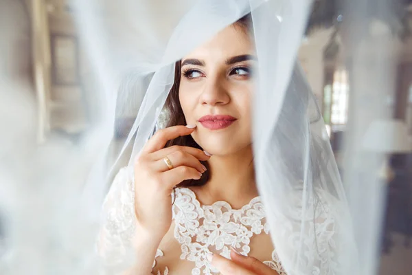 Una Bella Sposa Abito Sposa Bianco Sta Godendo Momento Contro — Foto Stock