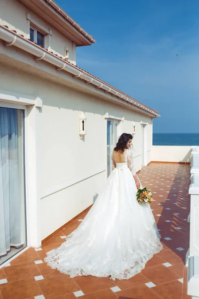 Una Hermosa Novia Vestido Novia Blanco Está Disfrutando Del Momento —  Fotos de Stock