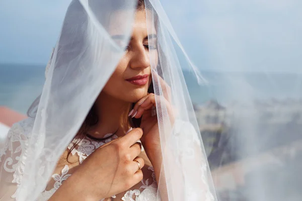 Una Bella Sposa Abito Sposa Bianco Sta Godendo Momento Contro — Foto Stock