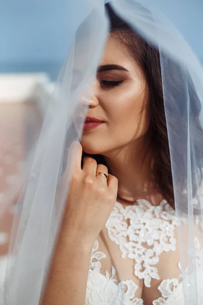 Una Bella Sposa Abito Sposa Bianco Sta Godendo Momento Contro — Foto Stock