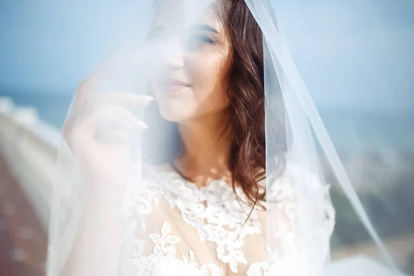 Una Bella Sposa Abito Sposa Bianco Sta Godendo Momento Contro — Foto Stock