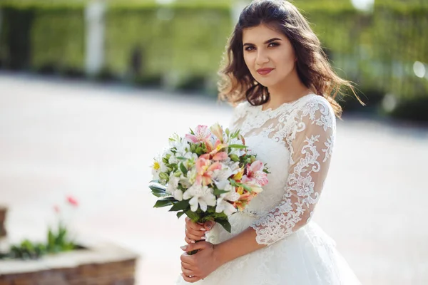 Eine Wunderschöne Braut Einem Weißen Brautkleid Genießt Den Moment Vor — Stockfoto