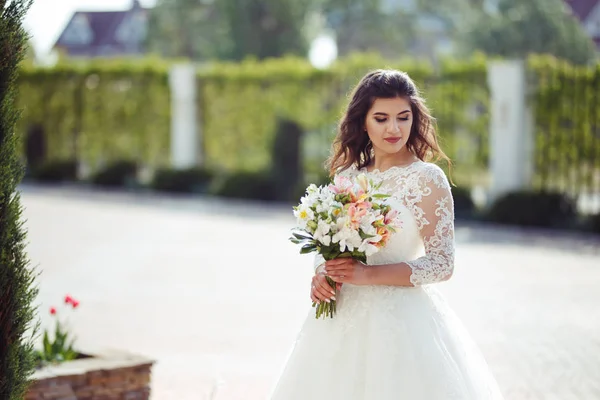 Een Mooie Bruid Een Witte Trouwjurk Genieten Van Het Moment — Stockfoto