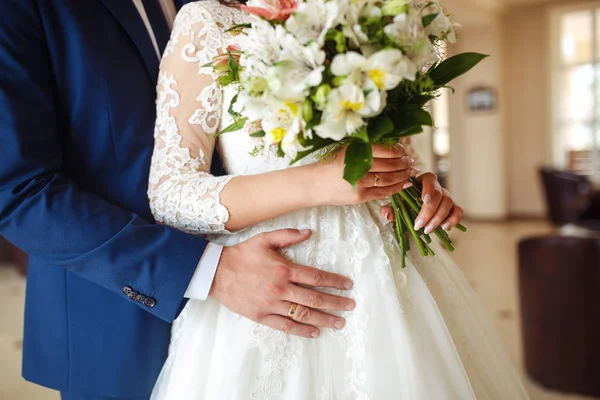 Schöner Hochzeitsstrauß Schöne Braut Und Bräutigam Genießen Einander Glückliches Romantisches — Stockfoto