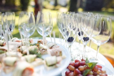 Altın arka plan üzerinde şampanya bardağı. Parti ve tatil kutlama kavramı