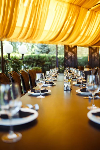 Sparkling Glassware Stands Long Table Prepared Wedding Dinner — Stock Photo, Image