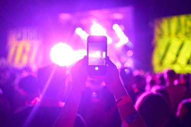 Kullanım gelişmiş mobil kayıt, eğlenceli konser ve güzel aydınlatıyor, rock konseri, yakın kalabalığa samimi görüntü kayıt video ile smartphone, zevk mobil fotoğraf kullanımı