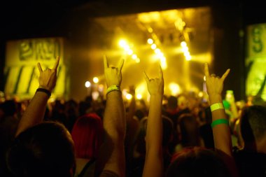 çocuklar ellerini kaldir ve müziğin keyfini çıkarın. kalabalık konser - yaz müzik festivali.
