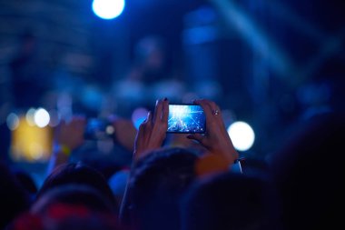 Kullanım gelişmiş mobil kayıt, eğlenceli konser ve güzel aydınlatıyor, rock konseri, yakın kalabalığa samimi görüntü kayıt video ile smartphone, zevk mobil fotoğraf kullanımı