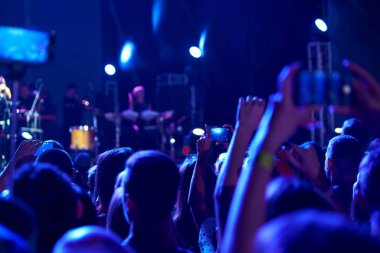 Kullanım gelişmiş mobil kayıt, eğlenceli konser ve güzel aydınlatıyor, rock konseri, yakın kalabalığa samimi görüntü kayıt video ile smartphone, zevk mobil fotoğraf kullanımı