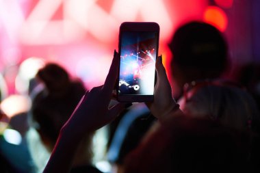 Kullanım gelişmiş mobil kayıt, eğlenceli konser ve güzel aydınlatıyor, rock konseri, yakın kalabalığa samimi görüntü kayıt video ile smartphone, zevk mobil fotoğraf kullanımı
