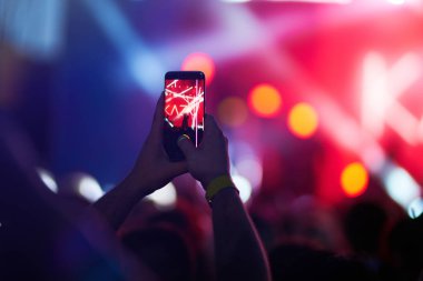 Kullanım gelişmiş mobil kayıt, eğlenceli konser ve güzel aydınlatıyor, rock konseri, yakın kalabalığa samimi görüntü kayıt video ile smartphone, zevk mobil fotoğraf kullanımı