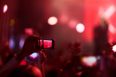 Kullanım gelişmiş mobil kayıt, eğlenceli konser ve güzel aydınlatıyor, rock konseri, yakın kalabalığa samimi görüntü kayıt video ile smartphone, zevk mobil fotoğraf kullanımı