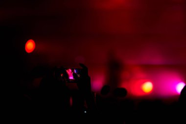 Kullanım gelişmiş mobil kayıt, eğlenceli konser ve güzel aydınlatıyor, rock konseri, yakın kalabalığa samimi görüntü kayıt video ile smartphone, zevk mobil fotoğraf kullanımı