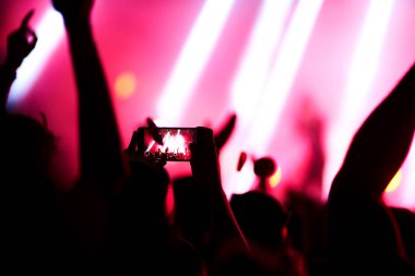 Kullanım gelişmiş mobil kayıt, eğlenceli konser ve güzel aydınlatıyor, rock konseri, yakın kalabalığa samimi görüntü kayıt video ile smartphone, zevk mobil fotoğraf kullanımı