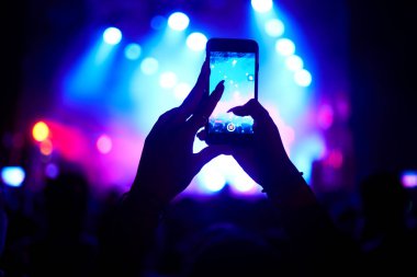 Kullanım gelişmiş mobil kayıt, eğlenceli konser ve güzel aydınlatıyor, rock konseri, yakın kalabalığa samimi görüntü kayıt video ile smartphone, zevk mobil fotoğraf kullanımı