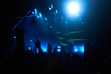 Kullanım gelişmiş mobil kayıt, eğlenceli konser ve güzel aydınlatıyor, rock konseri, yakın kalabalığa samimi görüntü kayıt video ile smartphone, zevk mobil fotoğraf kullanımı