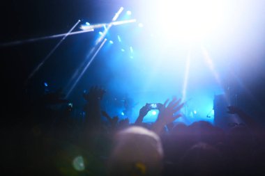 Kullanım gelişmiş mobil kayıt, eğlenceli konser ve güzel aydınlatıyor, rock konseri, yakın kalabalığa samimi görüntü kayıt video ile smartphone, zevk mobil fotoğraf kullanımı