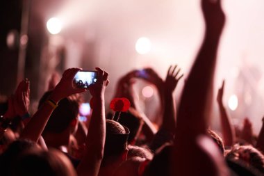 Kullanım gelişmiş mobil kayıt, eğlenceli konser ve güzel aydınlatıyor, rock konseri, yakın kalabalığa samimi görüntü kayıt video ile smartphone, zevk mobil fotoğraf kullanımı