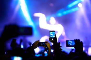 Kullanım gelişmiş mobil kayıt, eğlenceli konser ve güzel aydınlatıyor, rock konseri, yakın kalabalığa samimi görüntü kayıt video ile smartphone, zevk mobil fotoğraf kullanımı
