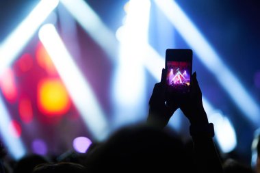 Kullanım gelişmiş mobil kayıt, eğlenceli konser ve güzel aydınlatıyor, rock konseri, yakın kalabalığa samimi görüntü kayıt video ile smartphone, zevk mobil fotoğraf kullanımı