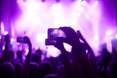 Kullanım gelişmiş mobil kayıt, eğlenceli konser ve güzel aydınlatıyor, rock konseri, yakın kalabalığa samimi görüntü kayıt video ile smartphone, zevk mobil fotoğraf kullanımı