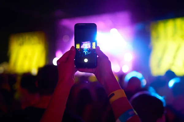 Kullanım Gelişmiş Mobil Kayıt Eğlenceli Konser Güzel Aydınlatıyor Rock Konseri — Stok fotoğraf