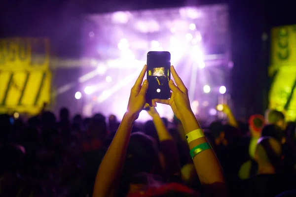 Use Advanced Mobile Recording Fun Concerts Beautiful Lighting Candid Image — Stock Photo, Image